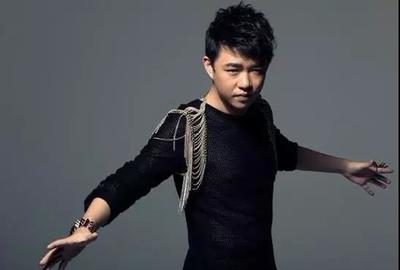 小豆音乐文化与金曲歌王刘嘉亮签约，携手共创文化艺术新篇章